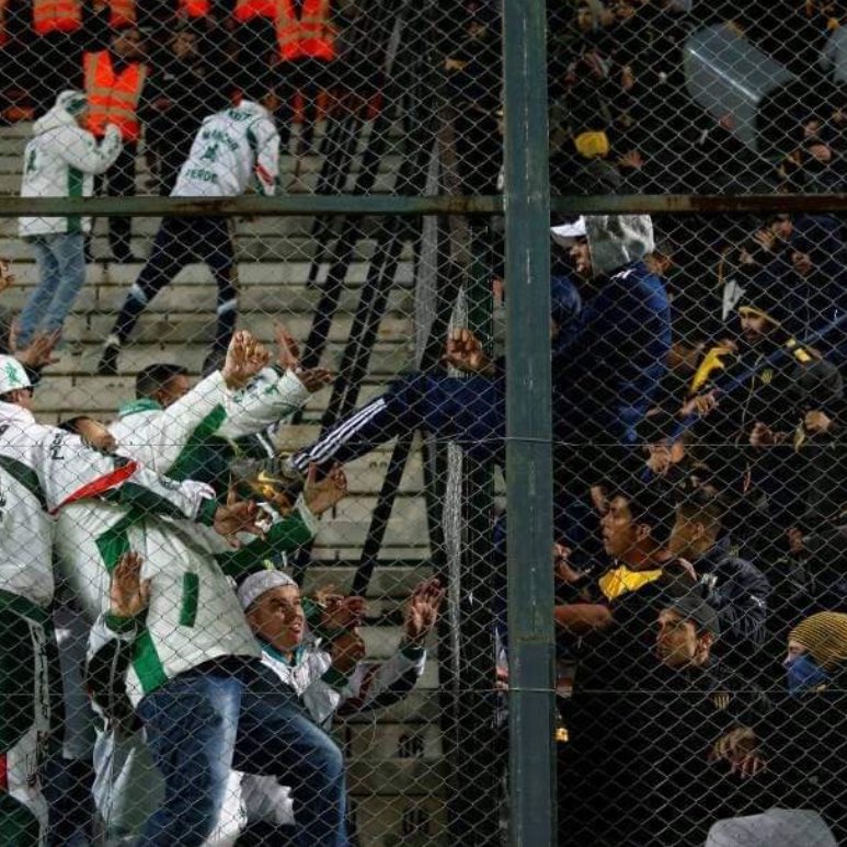 joaofrreire's tweet photo. ontem completou 7 anos que a Mancha Verde SALVOU VIDAS em Montevidéu.

hoje a torcida do Corinthians entrou em quadra para baterem em MENORES DE IDADE do Palmeiras.

só uma é taxada de mais violenta na mídia 🤷🏻‍♂️ https://t.co/EvzPfRtWA9