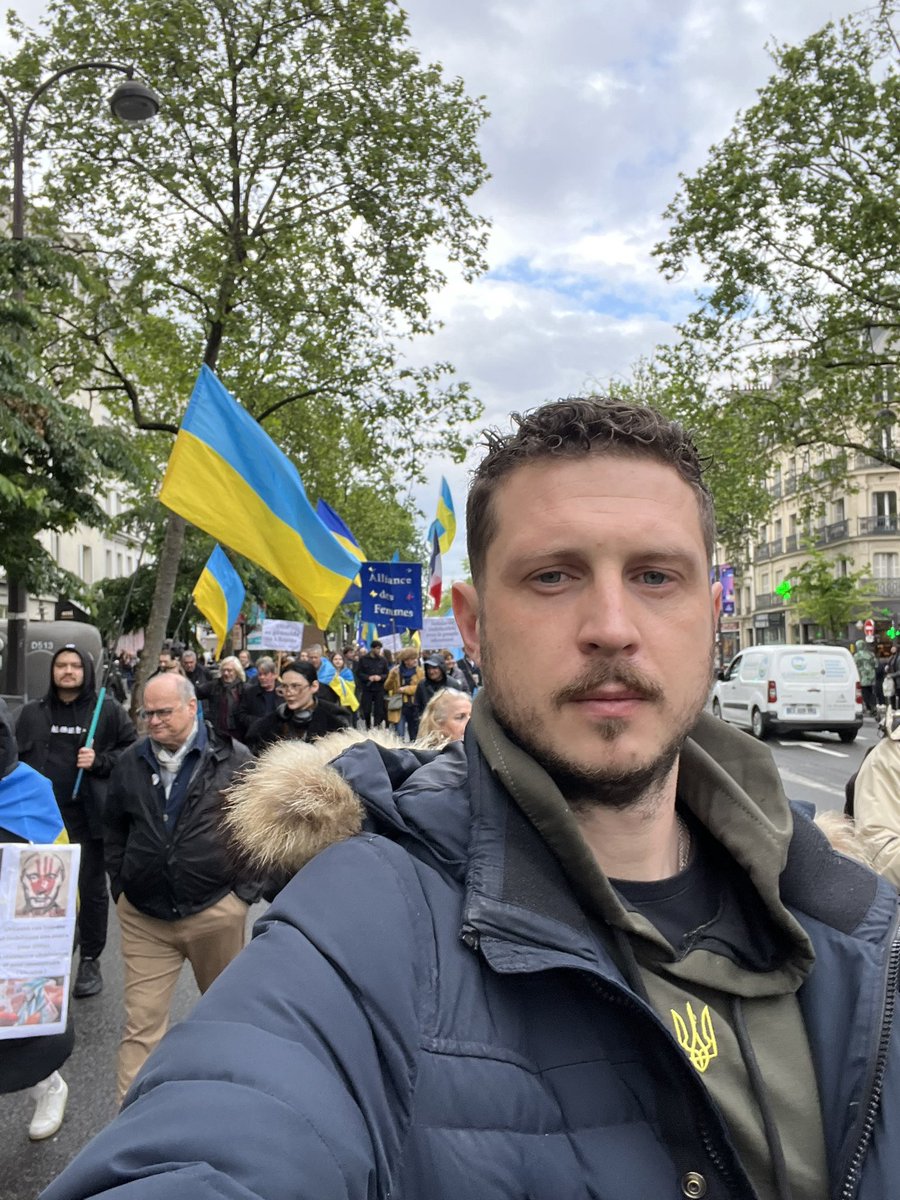 A march in Paris calling on Europe to close the skies over Ukraine. 📷 @KogutyakV