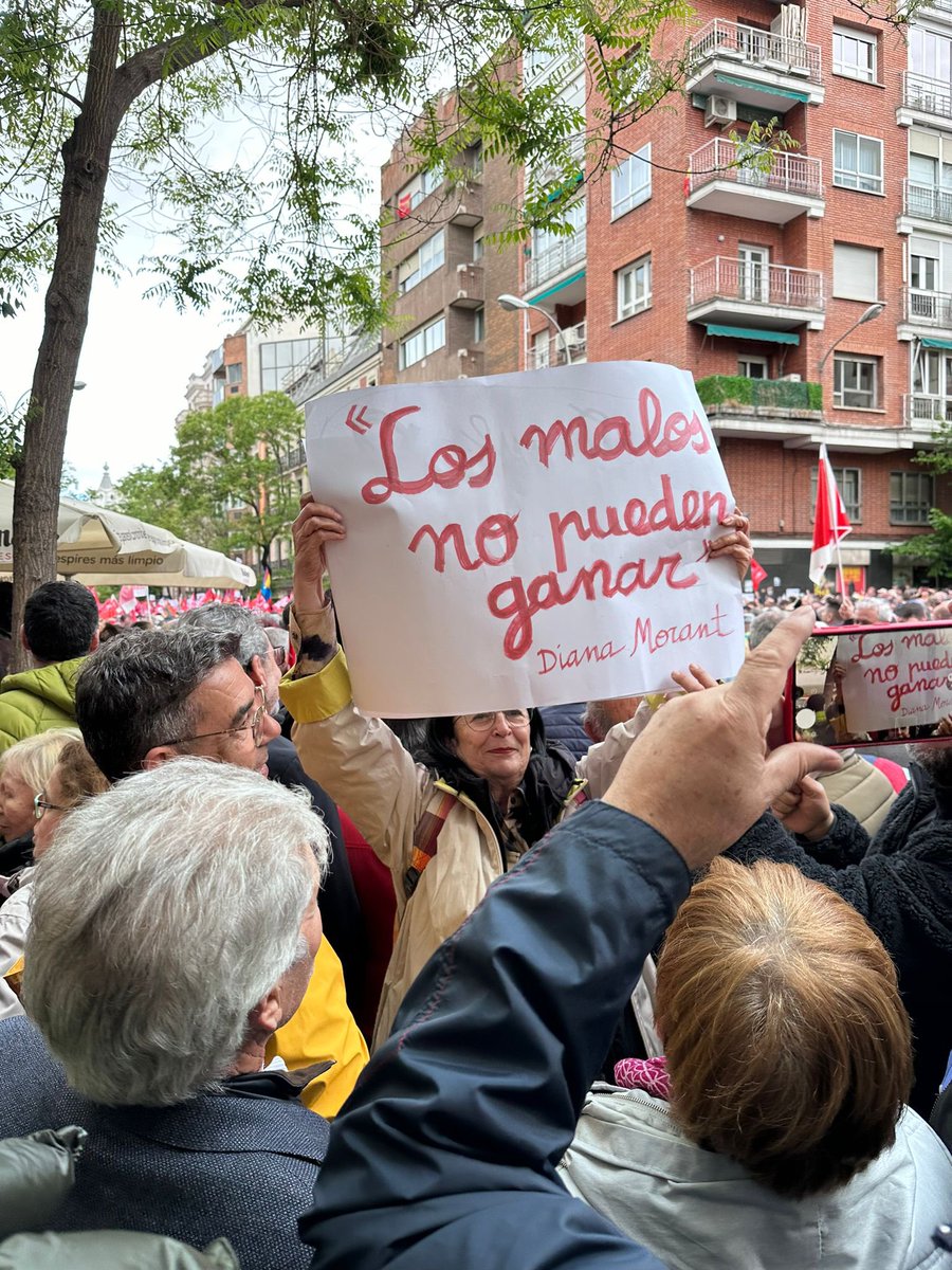 Insultos, amenazas de muerte: q os quemen vivos, eutanasia ya, los apaleaba, al paredón, os daba de hostias y no sigo pq no merece la pena. Eso es lo que pasa cuando la fachosfera entra en un tweet viral. Merece la pena? A pesar de las amenazas, SÍ, para que no ganen los malos.🌹