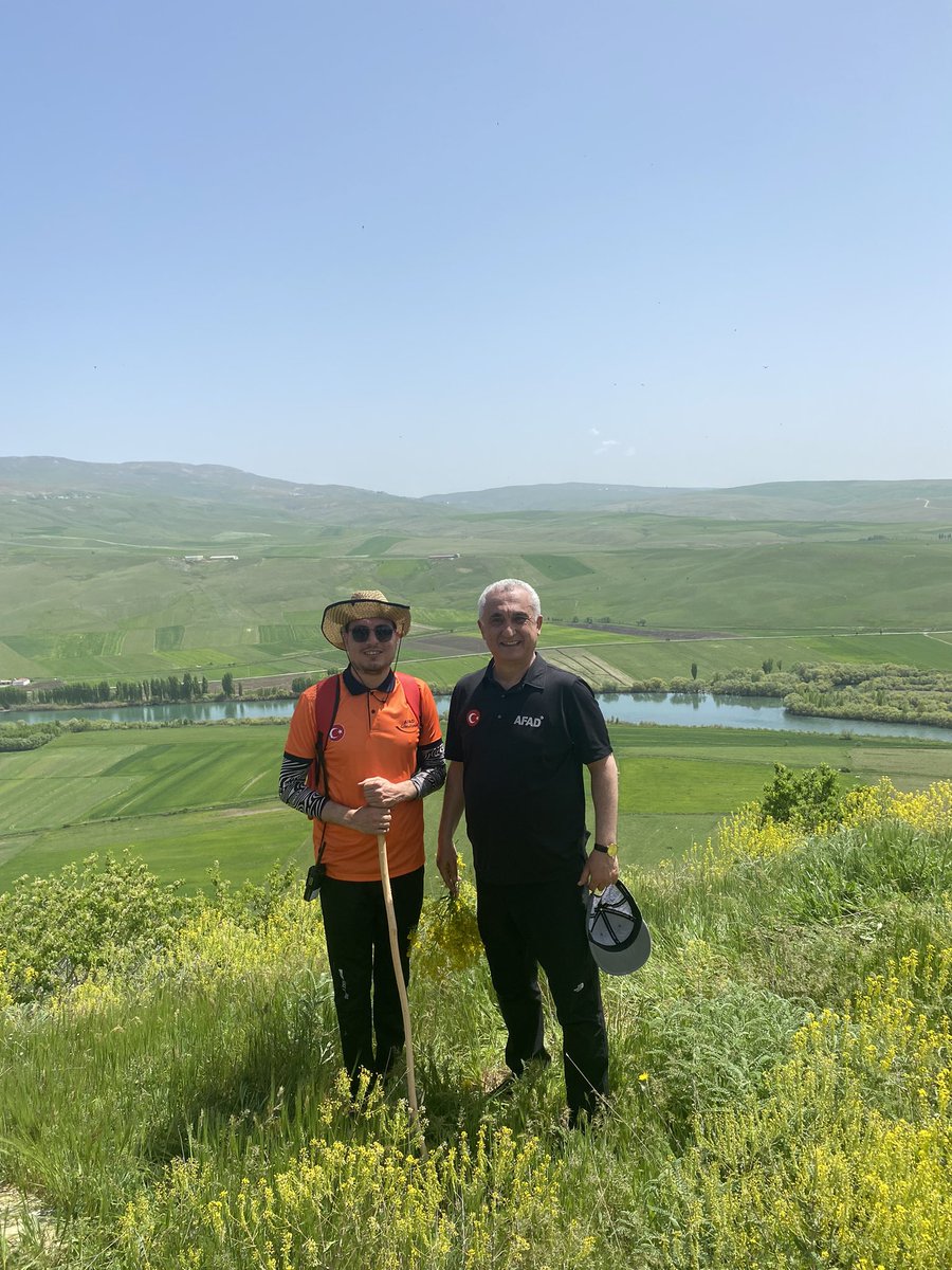 Veysel Alarslan 🇹🇷 (@veysel_alarslan) on Twitter photo 📍 Mercimekkale Höyüğü
Yüzlerde bir tebessüm olmadan, gönüllerde bir dua olamaz insan.
Samimiyeti,kibarlığı,doğallığıyla içimizden biri Sayın <a href="/Valiavnicakir/">Avni Çakır</a> Valimiz👏🏻😎 📍 Mercimekkale Höyüğü
Yüzlerde bir tebessüm olmadan, gönüllerde bir dua olamaz insan.
Samimiyeti,kibarlığı,doğallığıyla içimizden biri Sayın <a href="/Valiavnicakir/">Avni Çakır</a> Valimiz👏🏻😎