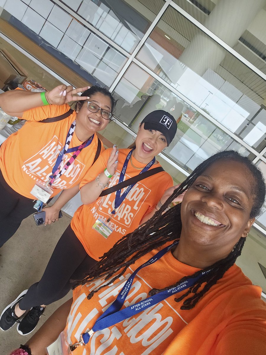 BlueLove_1920's tweet image. Enjoying community service at the After-School All-Star Games North Texas #ServiceIsWhatWeDo #TMobileCares #UnCarrier