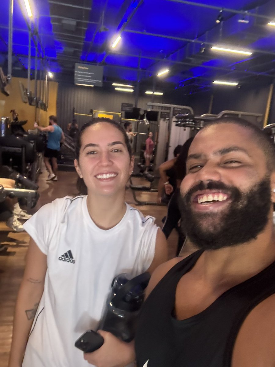 treinando em pleno sábado, às 11 da manhã, com carinha de sono e revezando equipamento. muito gente como a gente. 

próxima selfie (tremida) tem que ser no bar, <a href="/marianaspinelIi/">Mariana Spinelli</a> hahaha

ps: <a href="/thaismrr_/">thais</a> corre aqui