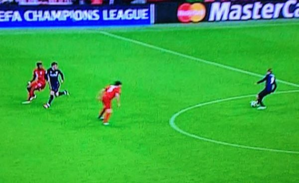 uefvarcelonaES's tweet photo. @wcccc_77 @hares312552 @FaissalKK @atletienglish Yes, he is offside if you draw random lines using paint and use an angle where you can't even see the feet of the player behind Griezmann, while alsog ignoring other angles, which show you clearly how he is onside. https://t.co/i1p5bQXgAF
