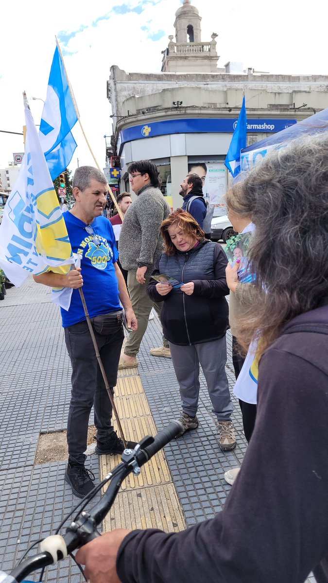 Militancia a full, nos encontramos con compañeros de la lista 250 del compañero @jorgegandini y con compañeros de @PartidoColorado militantes de @ggurmendez juntos podemos!