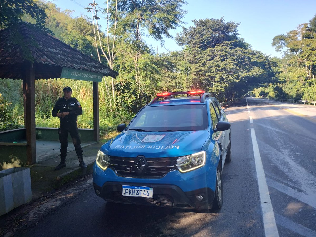 PMERJ's tweet photo. Equipe da #2CIPM realiza patrulhamento na Várzea do Corumbê, reforçando a segurança e o bem-estar do local. #5CPA https://t.co/rnm0BZcAXR