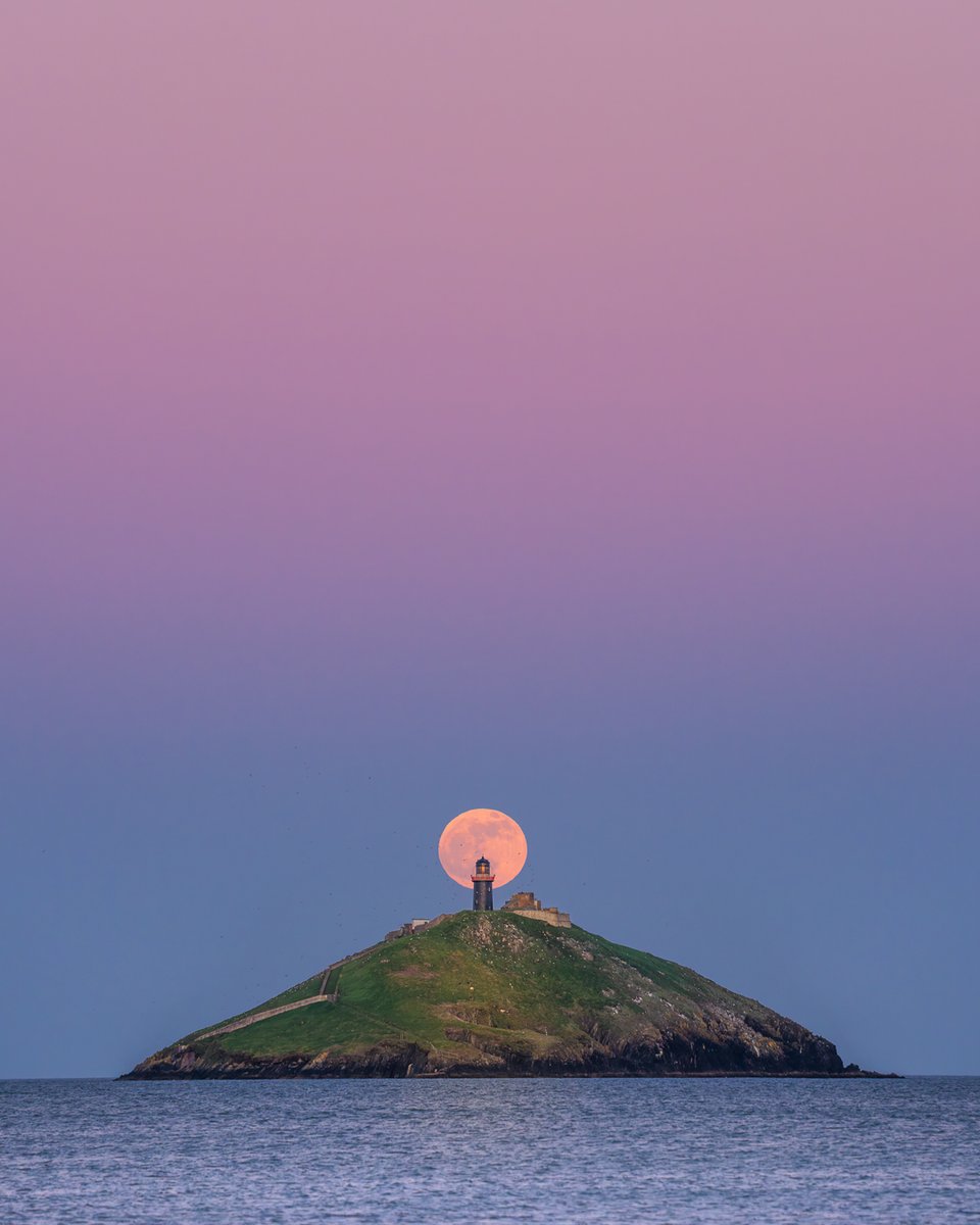 Tuesday night’s Pink Moon photographed rising behind Ballycotton Lighthouse in Cork.

👀 Follow me instagram.com/peterotoole
or check out peterotoole.ie