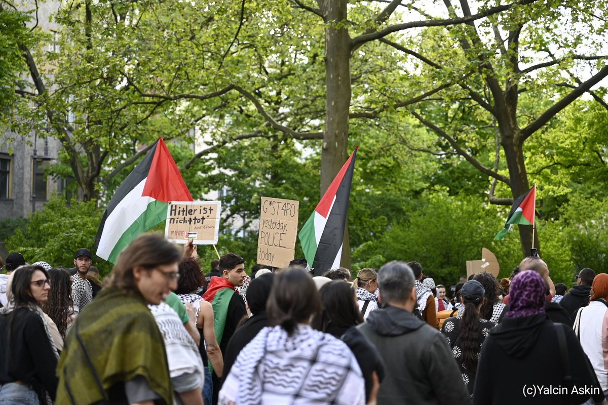 Mehrere hundert Anti-#Israeli s demonstrieren wieder in #Berlin. #b2704