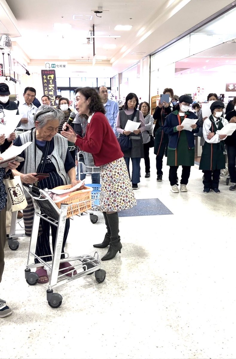 金沢のホテルから
こんばんは。
今日は三輪一雄さんと一緒に沢山の方とお会いしました。
私の歌で涙を流されている方を見たら私もダメでした。何しに来ているのだ、私！
明日は絶対に泣かない！
「元気」「勇気」「負けん気」
お届けして来ますーー
#ひまわり娘
#合唱
#三輪一雄 さん
#伊藤咲子