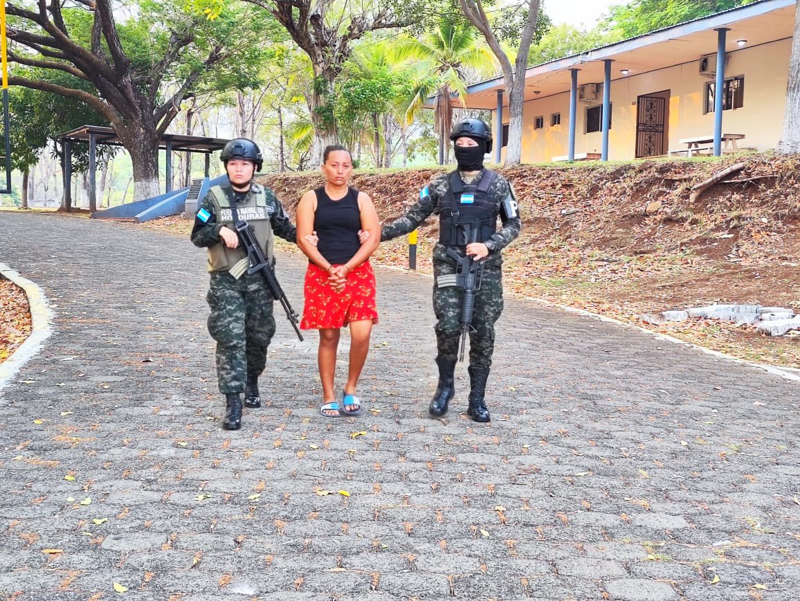 🚨 Una salvadoreña, presunta miembro de la Mara MS-13, fue arrestada en la Isla del Golfo de Fonseca. Se le emitió una alerta roja migratoria y tenía órdenes de captura por cuatro delitos en El Salvador. #MaraMS13 #Arresto #AlertaRoja