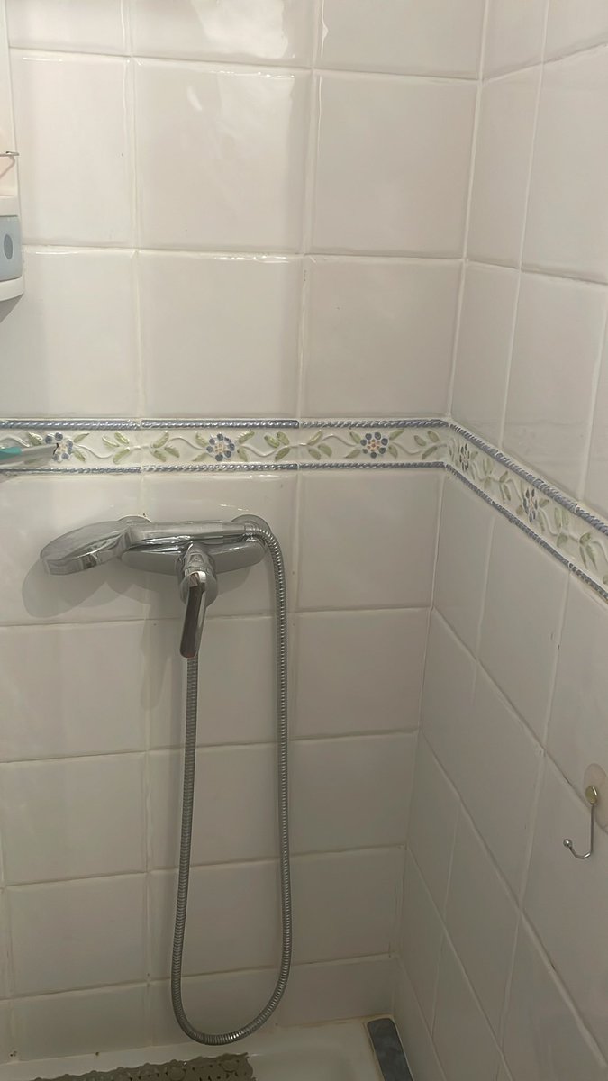 p_dprada's tweet photo. Como mi compañero Roberto dijo una vez, no hay nada mejor que relajarse y darse cuenta que hay frisos hasta en tu baño, verdaderamente no hay nada como una ducha observando todos los elementos geométricos que te rodean

#didgeometria3E #teselacionesuma3E
#0plagio https://t.co/WHlZSKWCXO