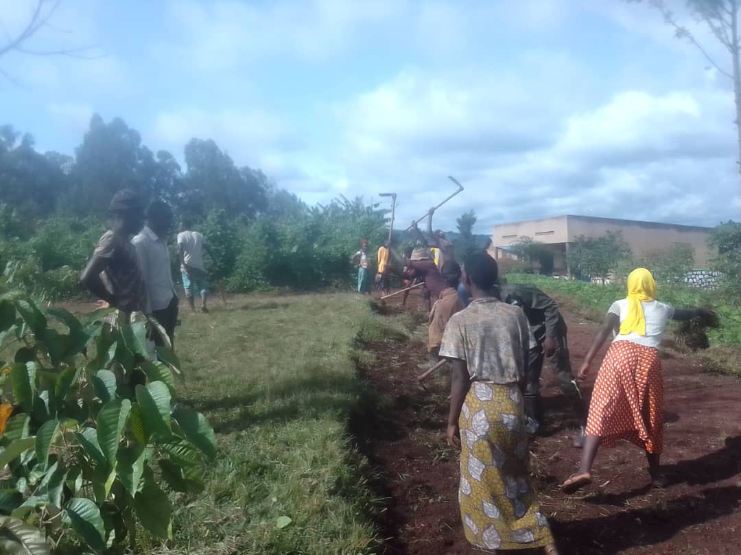 Rurengesec's tweet photo. Kuri uyu wa gatandatu kimwe n'ahandi mu gihugu, Abaturage b'Umurenge wa Rurenge bitabiriye Umuganda usoza ukwezi kwa Mata.Bakoze ibikorwa bitandukanye harimo:Gusana imihanda y'imigenderano no gusibira Inzira zijyana amazi, Gukurungira amazu Gukomeza kubaka ECD https://t.co/ptm4s1xdjc