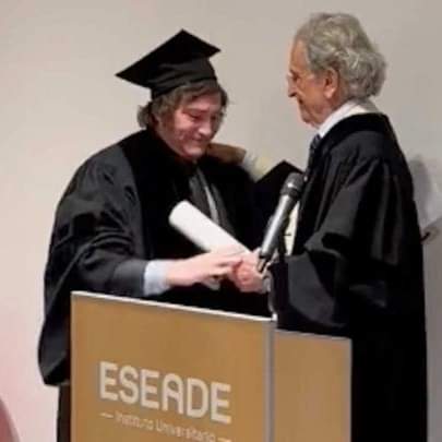 ClaudiFerreira_'s tweet photo. Javier Gerardo Milei recibiendo su Doctorado en la Escuela Superior de Economía y Administración de Empresas
Peero:
a) es Honoris Causa, no implica ningún estudio, hasta se lo podrían dar a Conan, el fantasma.
b) es un instituto sin reconocimiento oficial, sus títulos no tienen validez
c) es como hacer un curso en las Academias Pitman y pedir que te llamen "Profesor".