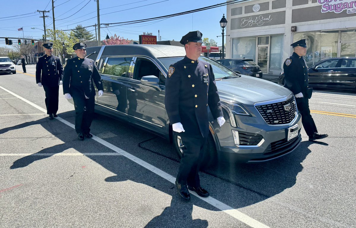 Detective Stephen Moriarty retired in 1984 from the @NYPD103PCT. Detective Moriarty was also a dedicated @USArmy Veteran. Detective Moriarty’s family was presented with our department flag in his honor. May he rest in eternal peace. #NeverForget @NYPDnews