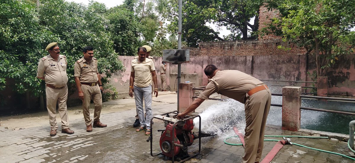 pratapgarhfire's tweet photo. SP,PBH @satpal_IPS महोदय के कुशल निर्देशन में @fspratapgarh के सीएफओ @RajuUpadhyay93 के द्वारा ग्रीष्म काल के दृष्टिगत फायर स्टेशन *कुंडा व संग्रामगढ* का आकस्मिक निरीक्षण, उपकरण व मशीनों की टेस्टिंग करते हुए कर्मचारियों को आवश्यक दिशा निर्देश दिया गया। https://t.co/DT7dwvODRF