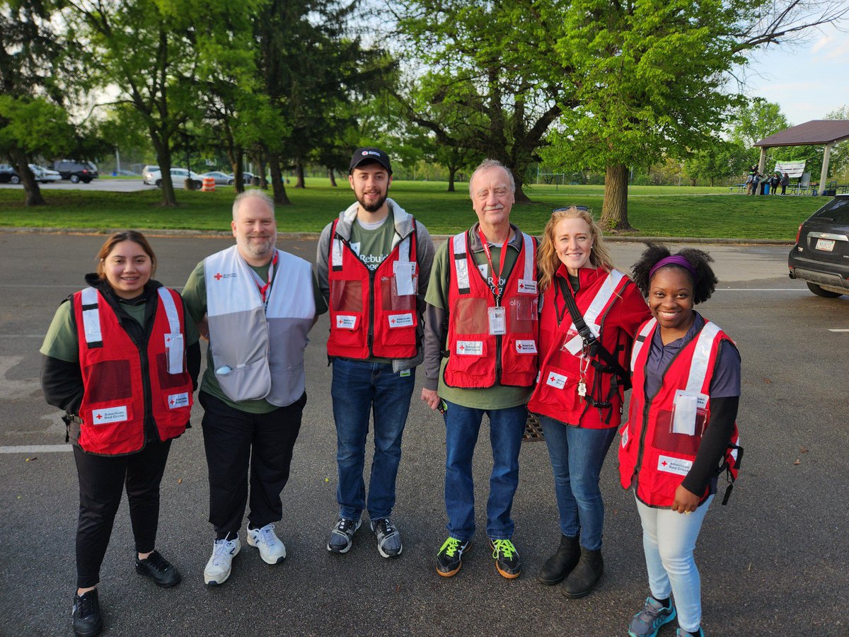 Volunteers and staff are spending part of their Saturday making homes safer in Indy! They are visiting homes in the city’s Near Northwest Side and installing free smoke alarms and sharing home fire safety information with residents. Request an appt. @ Red Cross.org/INhomefire