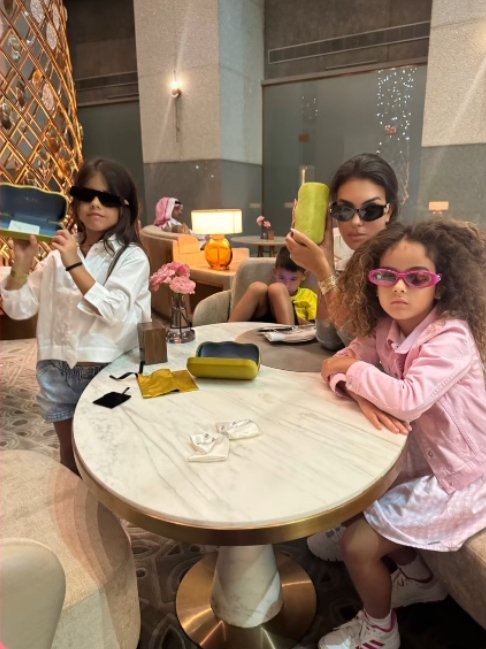 Georgina, Alana y Eva un dia de chicas de compras 💝🛍️🛒

#georginarodrigues #Georgina #georginarodriguez #georginagio #SoyGeorgina #Ronaldo𓃵 #CR7𓃵 #Ronaldo #CristianoRonaldo𓃵 #Bicho #CristianoRonaldo