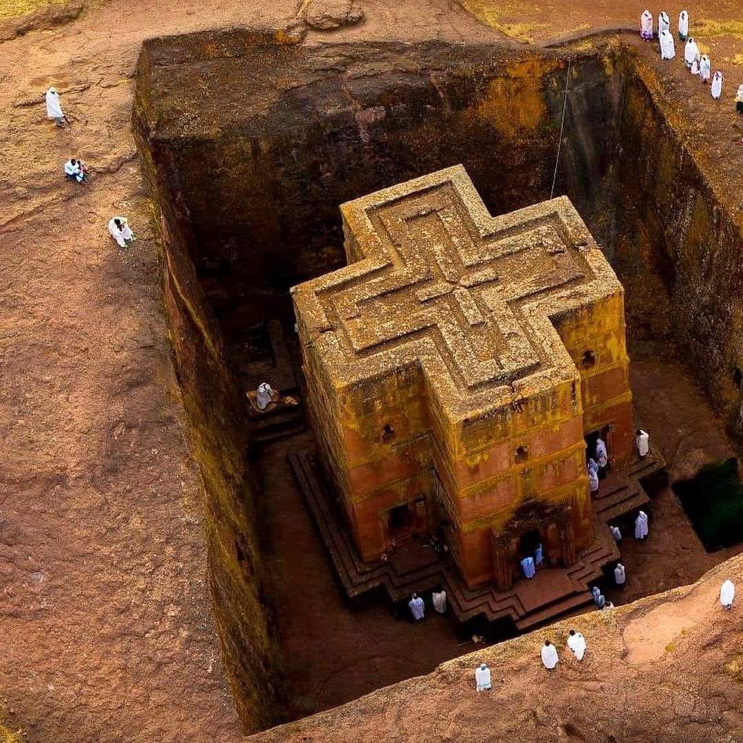 Chiesa di San Giorgio a Lalibela, Etiopia, monolite a forma di croce, scavato nella roccia, senza l’ausilio di murature, né legna né pietra, XIII secolo.
Tutte le 11 chiese sono il risultato di un processo che utilizzava gli strumenti di base di martelli e scalpelli per scavare…