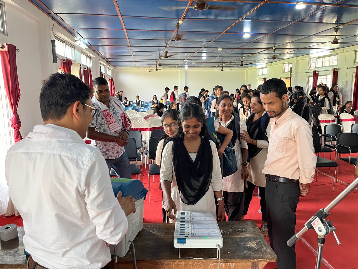 The District icon Hrishikesh Sarma gratified the audience with the Theme Song of the Election. Master Trainers Dr. Chandan Kalita and Dr. Kishore Kalita demonstrated the EVM Machines to the students and gave them a hands on experience of casting their votes on an EVM Machine.