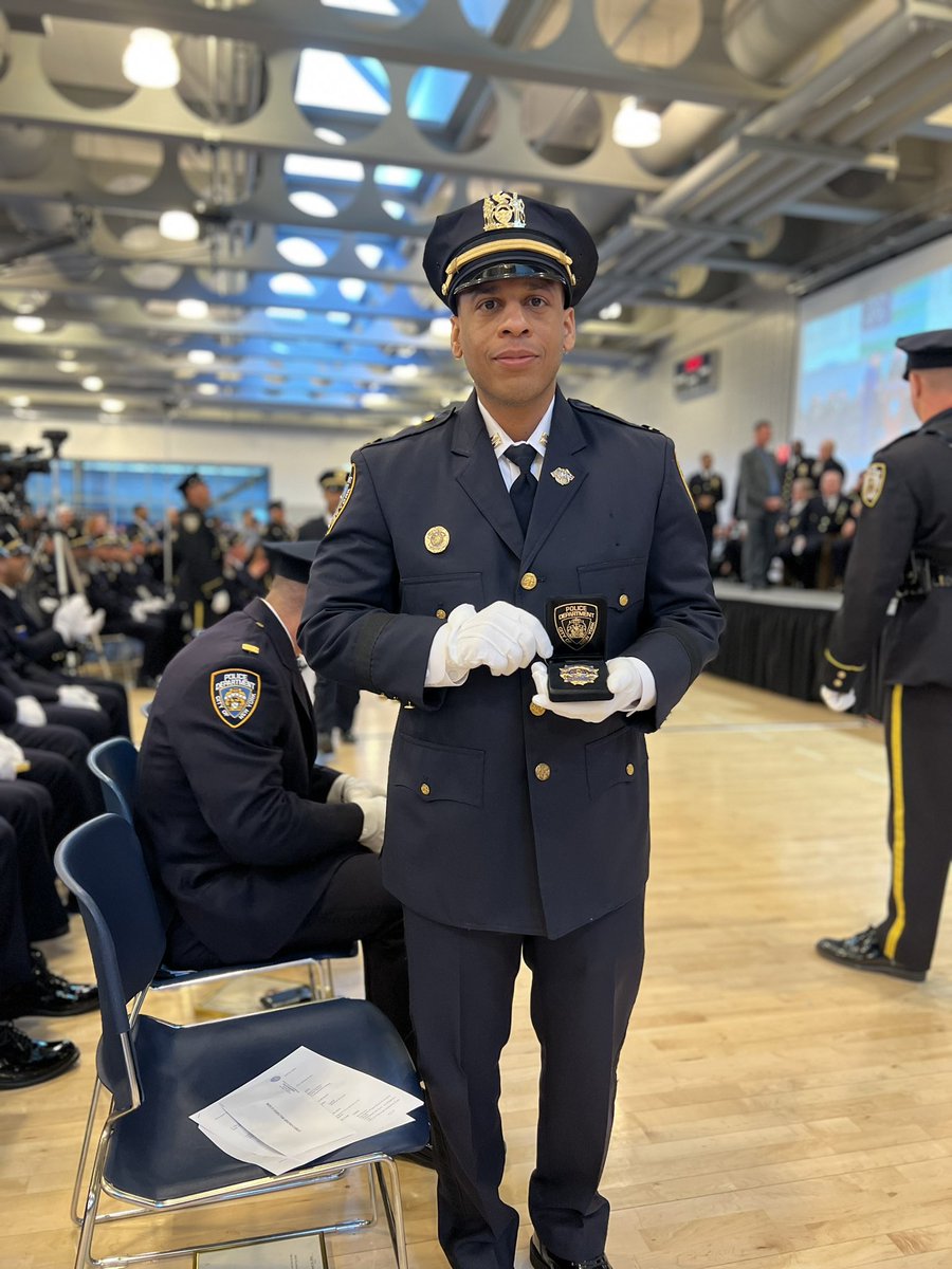 Congratulations to NYDO member newly promoted Deputy Inspector Arsenio Camilo. His hard work and commitment are to be admired. 💪🇩🇴💪🇩🇴