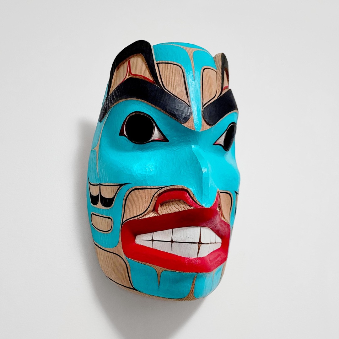 Beautiful new mask Carved by Corey Moraes! Corey strives to bring a unique blend of tradition and contemporary flair to all of his creations.

Click the link in our bio to learn more