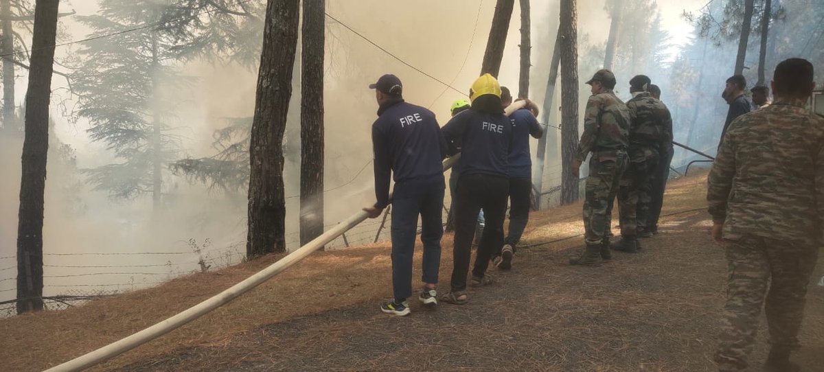 UKFireServices's tweet photo. कौसानी आर्मी कैंट एरिया में लगी भीषण जंगल की आग फायर सर्विस गरुड़ यूनिट और आर्मी के जवान संयुक्त रूप से आग बुझाते हुए https://t.co/2cM0fa1598