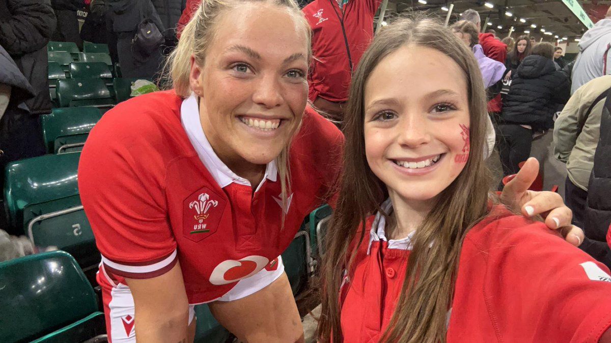 LetmanHayley's tweet photo. Brilliant atmosphere to watch the win in the principality stadium,soph getting to see her fav player and getting her shirt amazing.  brilliant group of women paving the way for young girls to believe anything is possible 🏴󠁧󠁢󠁷󠁬󠁳󠁿🏟🏉 @AlexCallender3 @WRUWomenSupport @WRU_Community https://t.co/rTgKvi2e0L