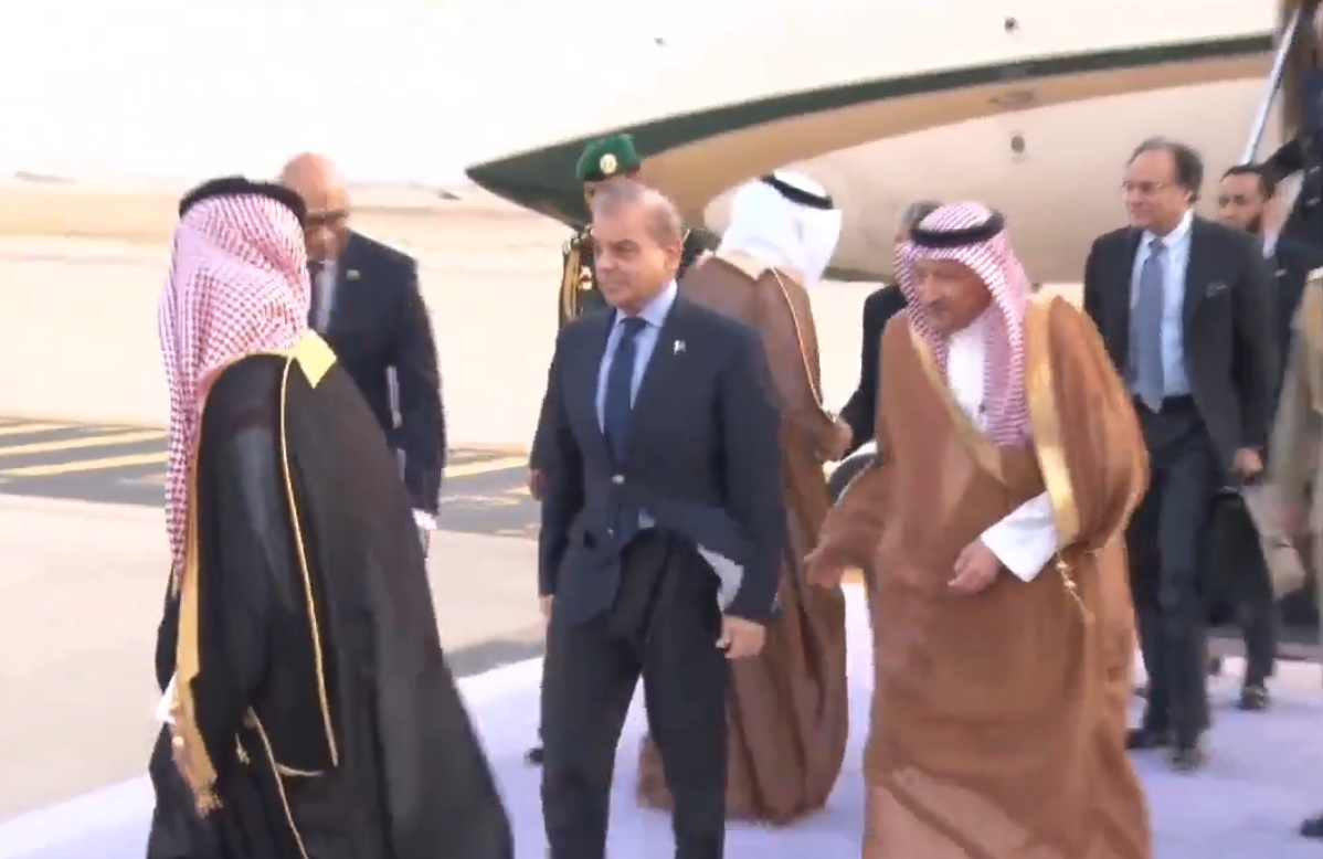 وزیراعظم شہباز شریف وفد کے ہمراہ سعودی عرب پہنچ گئے neonews.pk/27-Apr-2024/15…