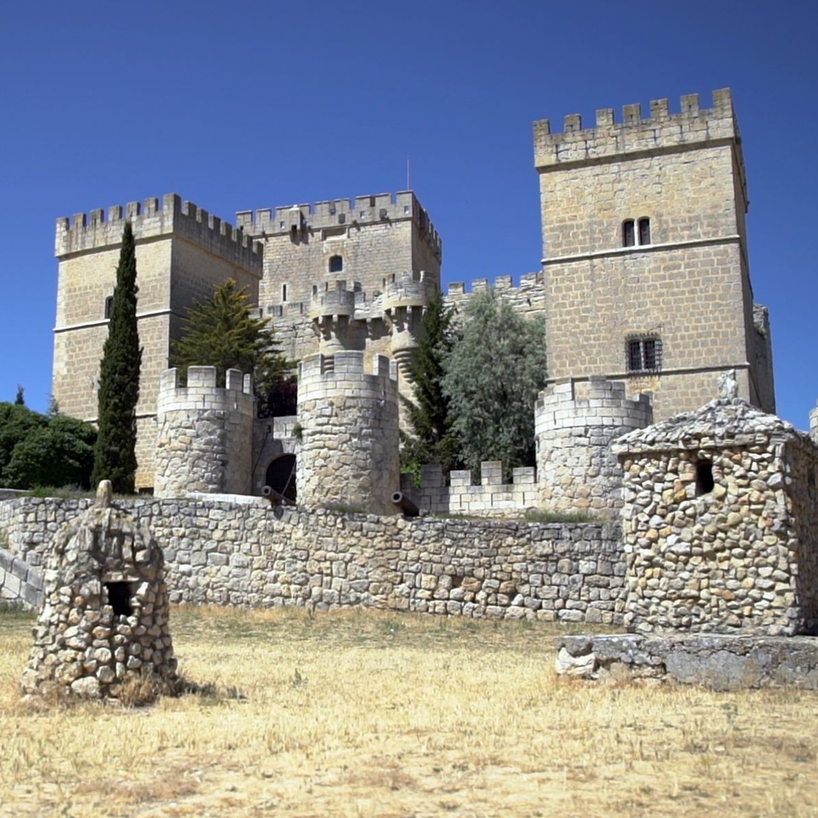 La localidad terracampina de Ampudia conserva una de las mejores edificaciones fortificadas de la provincia de Palencia 💚 Una fortaleza que inspira sueños y fantasías del medievo 😍

ℹ️palenciaturismo.es/visitar/lugare…

#palenciaconectandopersonas #turismoconpé #palenciaturismo