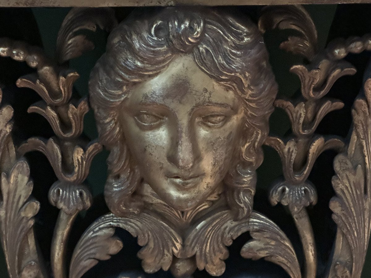 whitegoldsword's tweet image. Side table for Chiswick House, designed by #WilliamKent. The table features a female face, a reference to the origins of the #Corinthian order as told by the Roman architectural writer #Vitruvius. This echoes the decoration in the side Gallery Rooms where basket have flowers