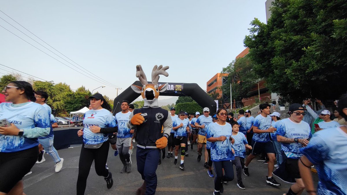 Está mañana Gerardo Gama Hernández, secretario de Extensión Universitaria y David Gómez Miranda, director de Deporte, dieron la bienvenida a las y los participantes de la Carrera Atlética conmemorativa por el #71Aniversario de la Universidad. #SomosUAEM #OrgulloVenado🦌