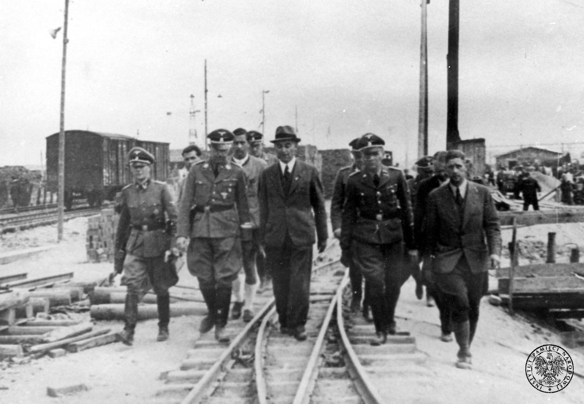 #GermanDeathCamps  27.04.1940 r. szef SS Heinrich Himmler wydał inspektorowi obozów koncentracyjnych SS-Oberführerowi R. Glücksowi rozkaz założenia w okupowanym przez Niemców Oświęcimiu państwowego 🇩🇪 Konzentration Lager Auschwitz. Komendantem został Rudolf Höß.
#NaszaPolska