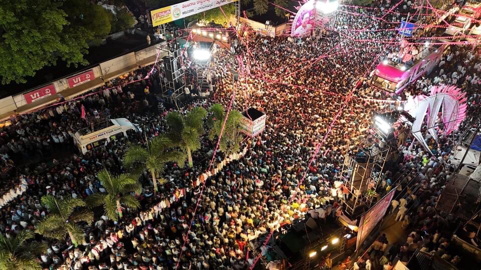 SingireddyBRS's tweet photo. కదం తొక్కిన కందనూలు

ఉద్యమనేత రాకతో 
ఉప్పొంగిన ఉత్సాహం

బీఆర్ఎస్ అధినేత కేసీఆర్ గారి బస్సుయాత్రకు అపూర్వ స్వాగతం https://t.co/Ls6ff7qrws