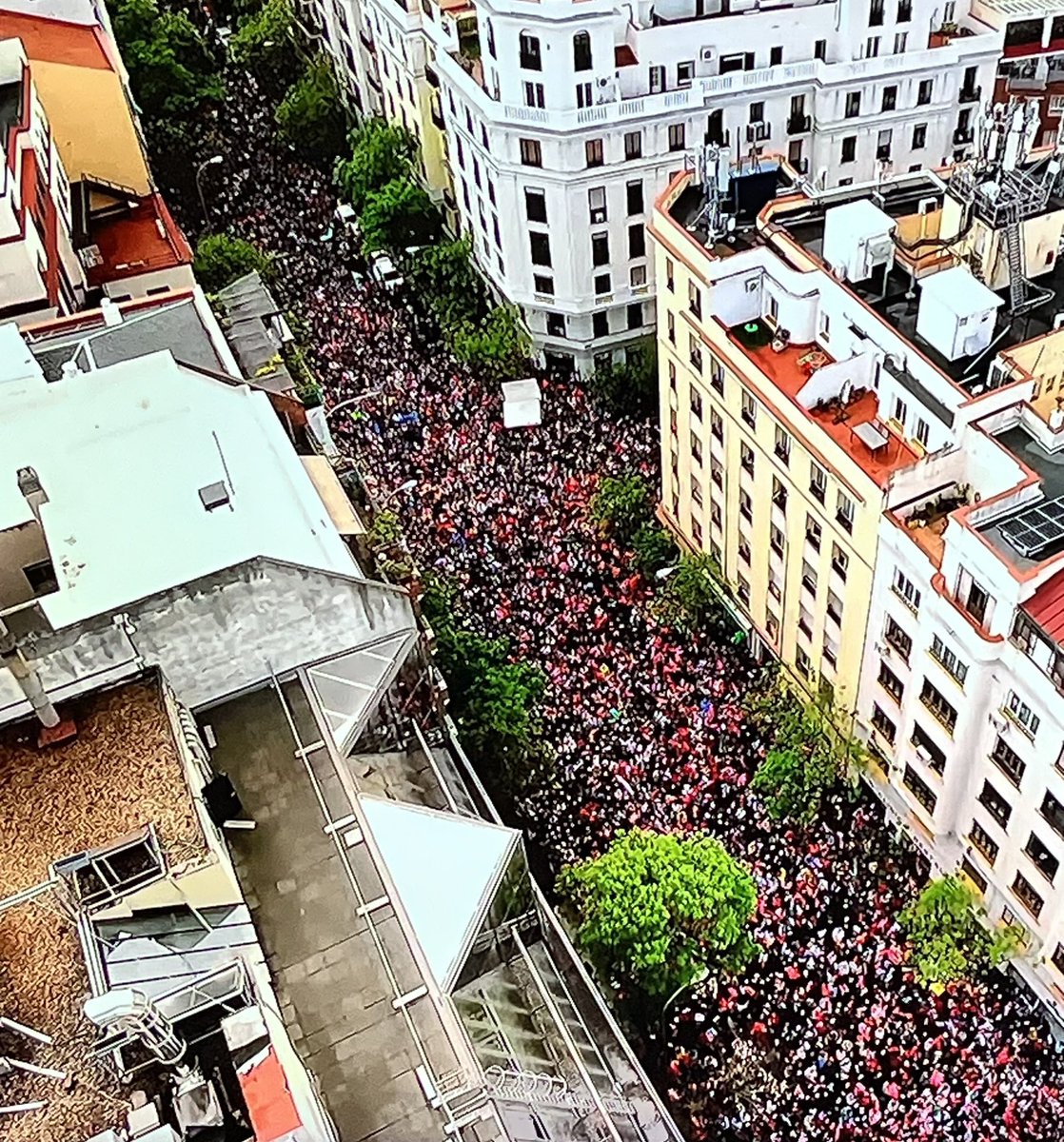 El profesor E. Tierno Galván en una de sus clases en la universidad le dijo a sus alumnos: "Esta libertad que hoy disfrutan costó mucho sacrificio y lucha. No crean que fue regalada, y si no están ustedes alerta en cualquier momento les será arrebatada". 
#Ferraz #27Abril2024 🌹