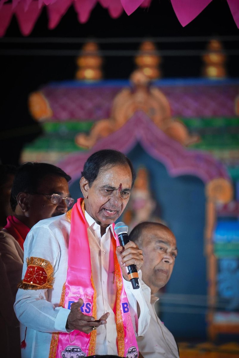 SingireddyBRS's tweet photo. పోరుబాట బస్సుయాత్రలో భాగంగా నాగర్ కర్నూలు కార్నర్ మీటింగ్ కు హాజరై అశేష జనవాహినిని ఉద్దేశించి ప్రసంగించిన @BRSparty అధినేత @KCRBRSPresident గారు, పాల్గొన్న మాజీ మంత్రులు @SingireddyBRS గారు, నాగం జనార్దన్ రెడ్డి గారు, ఎంపీ అభ్యర్థి @RSPraveenSwaero గారు, ఎమ్మెల్యేలు తదితరులు https://t.co/fNaxksIUY5