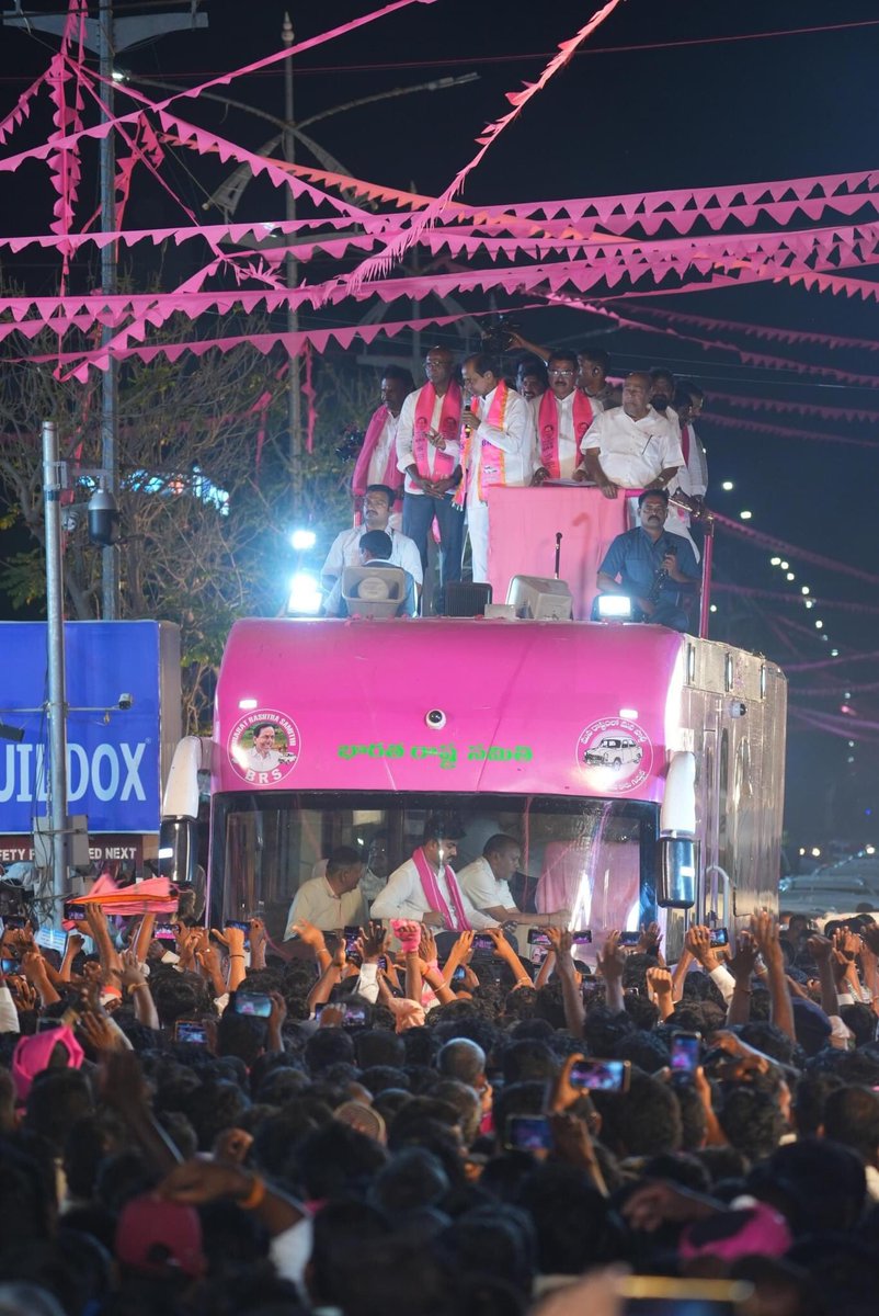 SingireddyBRS's tweet photo. పోరుబాట బస్సుయాత్రలో భాగంగా నాగర్ కర్నూలు కార్నర్ మీటింగ్ కు హాజరై అశేష జనవాహినిని ఉద్దేశించి ప్రసంగించిన @BRSparty అధినేత @KCRBRSPresident గారు, పాల్గొన్న మాజీ మంత్రులు @SingireddyBRS గారు, నాగం జనార్దన్ రెడ్డి గారు, ఎంపీ అభ్యర్థి @RSPraveenSwaero గారు, ఎమ్మెల్యేలు తదితరులు https://t.co/fNaxksIUY5
