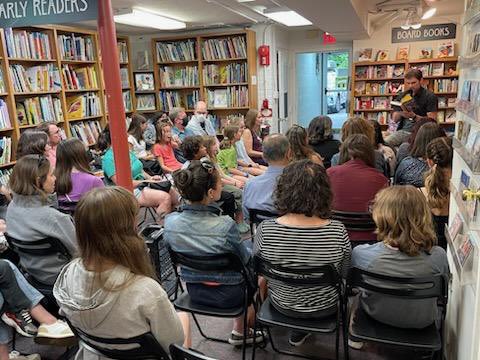 It’s overcast and rainy in D.C. today, but it’s always bright and dry at @PoliticsProse, a District institution. This local indie has been part of my reader’s and writer’s journey for decades. Thank you! ❤️
#IndependentBookstoreDay #indiebookstores