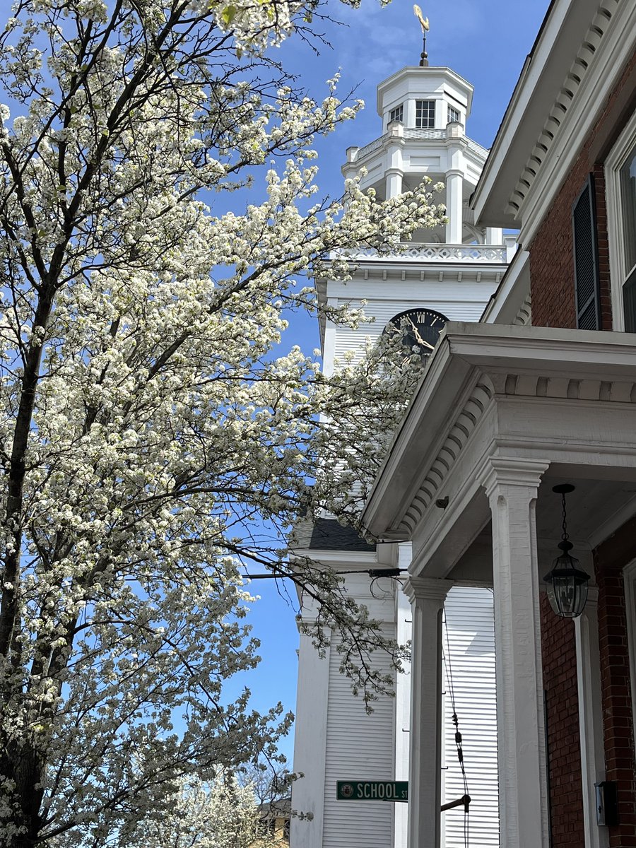 plisder's tweet photo. #aprilspringblooms Old South Church in Newburyport for Luanne’s talk. https://t.co/Fp3QJJizwM
