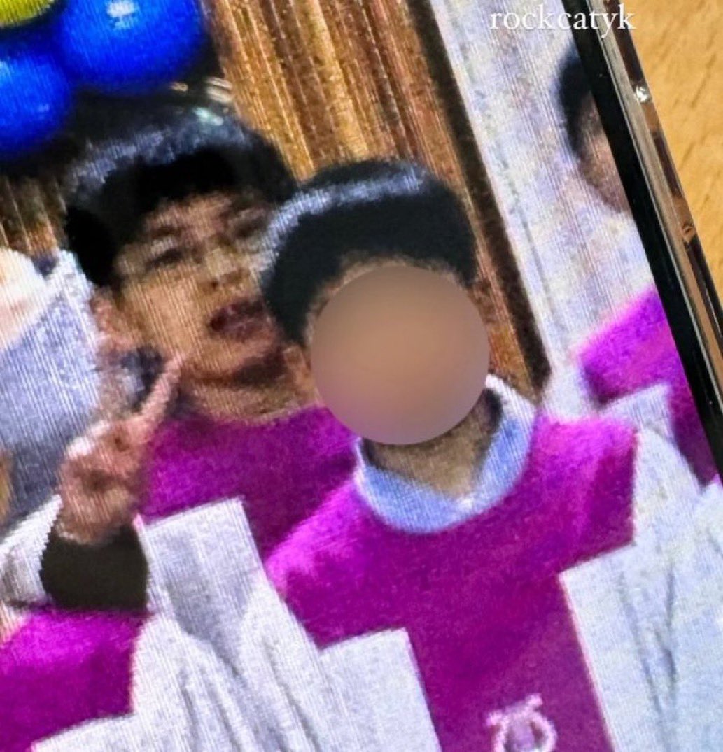 gangdo0825's tweet photo. 아니 이시절아님?
그리고 제가 장기자랑때 <삭제>를 부른 가운데에 있는 안경낀학생이었어요 !!~~ ㅋ https://t.co/0HGzywVzus