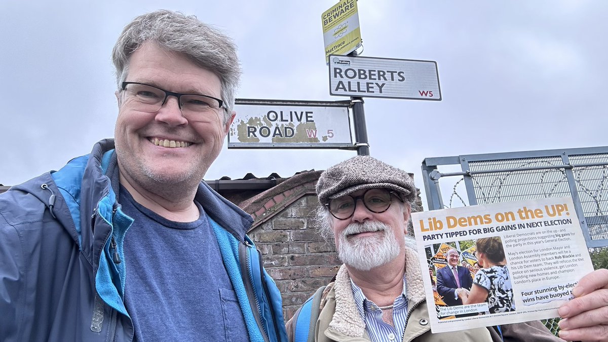 Out delivering literature for @robblackie and @LondonLibDems in South Ealing with Ealing Central & Acton parliamentary candidate @LibDemAlastair. We were out canvassing yesterday evening and got a fabulous response!