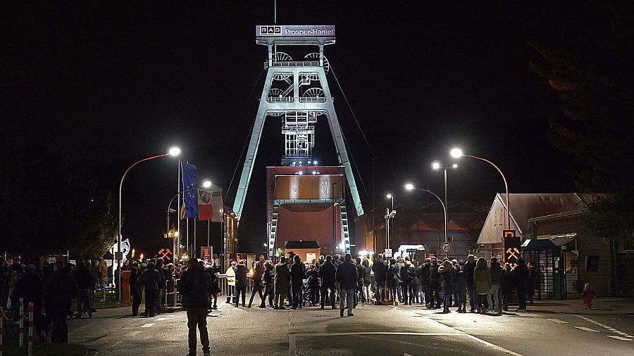 "Mit seinen drögen westfälischen Protagonist*innen, dem meist grauen Wetter und den unspektakulären Landschaften wirkt VOM ENDE EINES ZEITALTERS beiläufig, fast schon zufällig und ist dabei doch überaus sorgfältig arrangiert und montiert". buff.ly/3JxJAes