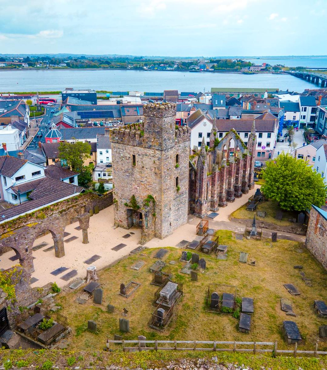 👀 Peeking over the walls of the spectacular Selskar Abbey in the heart of Wexford Town — The abbey was built in 1172 and the walls mostly date from this period. The tower was erected in the 1300s, and restored in the 19th century when the church was built.