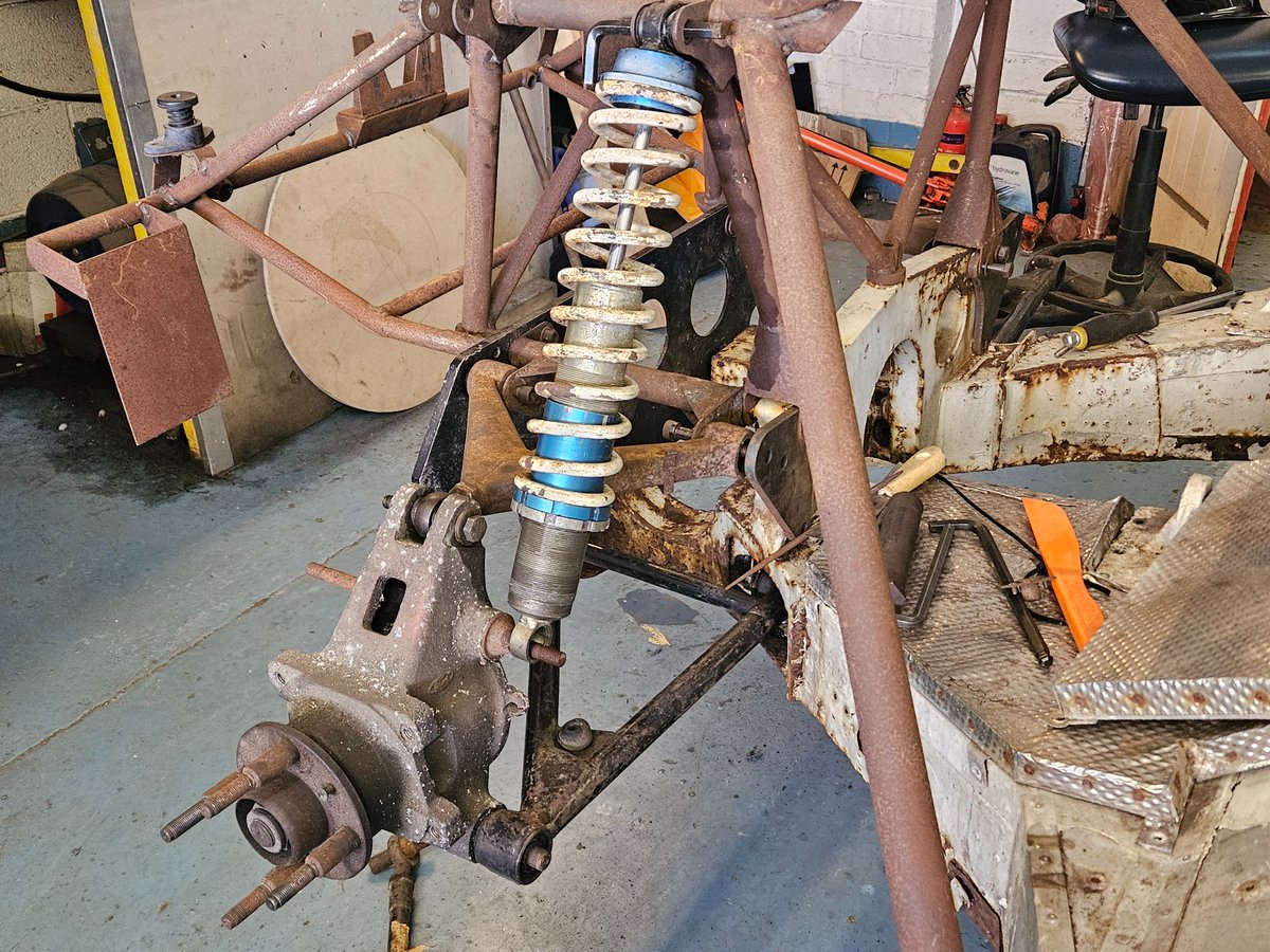 bluebirdk7's tweet photo. Lots of bits of #068 unboxed today. Some more suspension parts being tried & the rear frames are all on now.
#RS200 #RSford #RallyRacing https://t.co/KgpfSGX2AD