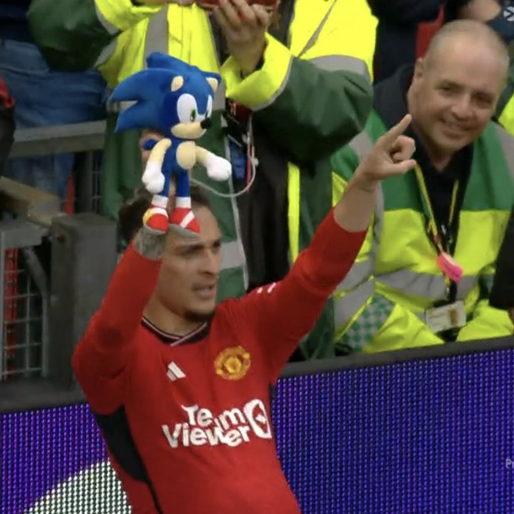 Eh? Antony what are you doing 🤣🤣 #MUFC #MUNBUR #Sonic #mulive 🔴