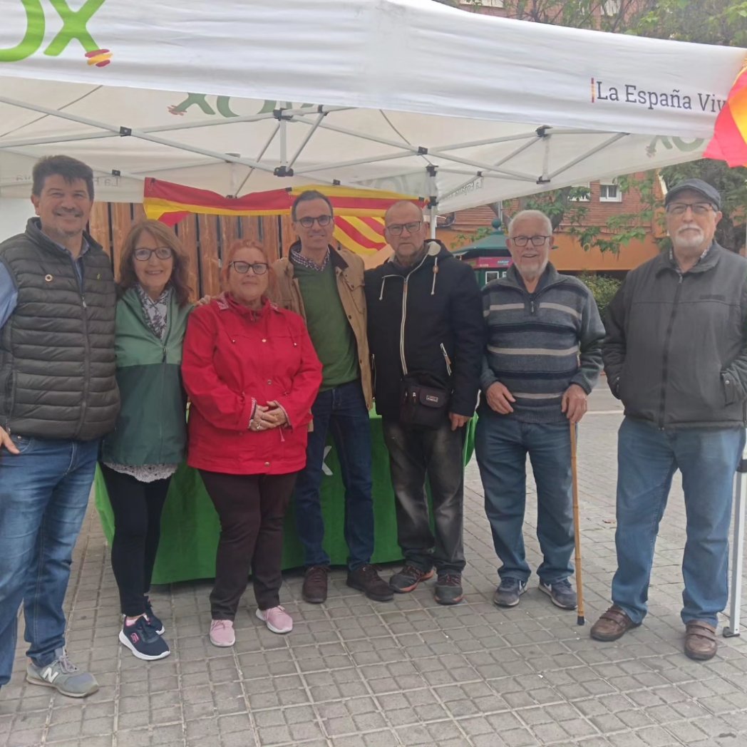 Esta mañana, junto con nuestros valientes compañeros de @Vox_Cerdanyola dando esperanza a nuestros vecinos. #EnDefensaPropia 🫂