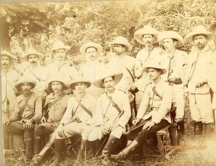 #EstampasDeMiCuba - Un grupo de mambises reunidos, 1898.
