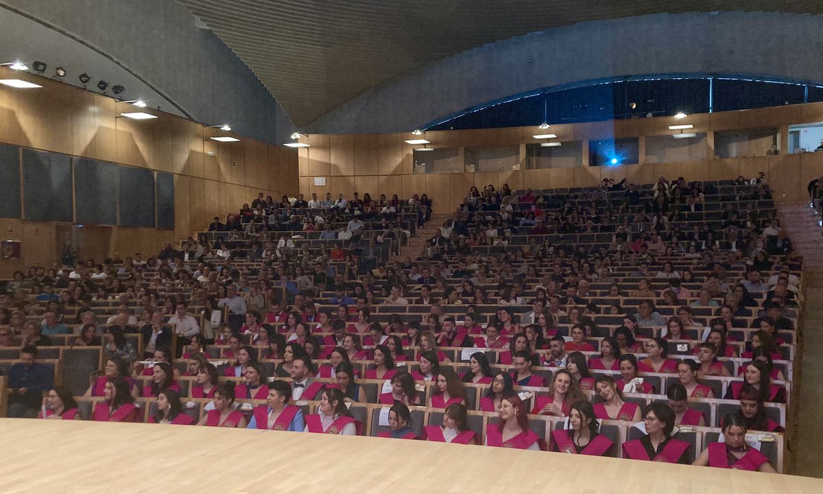 ndelalamo's tweet photo. Otra promoción de trabajadoras/es sociales que formamos y entregamos al mundo. Metódicas y con valores éticos #trabajosocialUSAL @usal @ccss_usal #tspromocion2024 https://t.co/JsfTVv9BrN