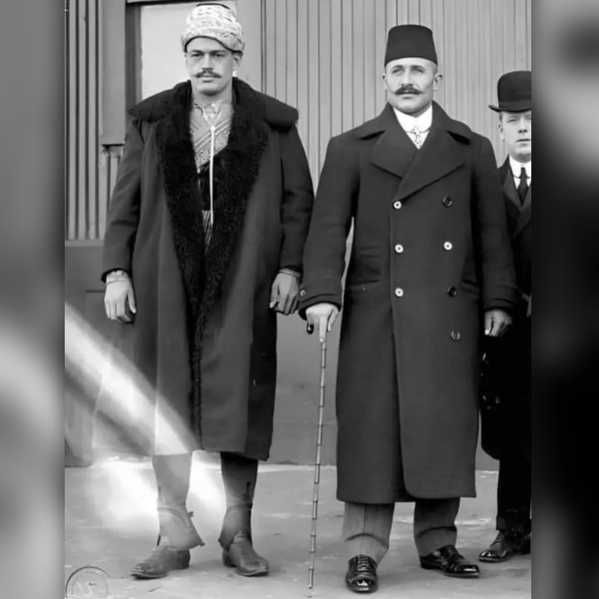 1909 yılında güreşmek için ABD'ye giden Eskişehirli Kızılcıklı Mahmut Pehlivan(sağda) ve Maksut Murat.
