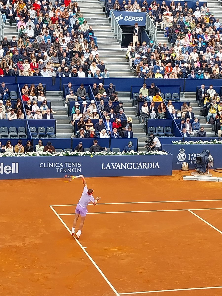 Trying to compare this first set with the match i saw live 10 days ago: probably 1st serve in with 71% for Rafa speaks for an incremental improvement (even if he still appears cautious with it), but also big difference in the current 22 UEs by ADM vs his much cleaner game in Bcn.