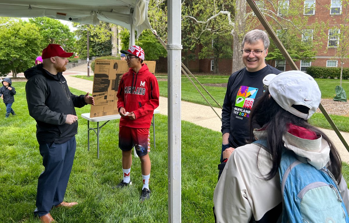 Faculty and students from our Center for Bioinformatics and Computational Biology discuss the #microbiome #Genomics and much more at @UofMaryland's #MarylandDay. #FearlesslyUMD