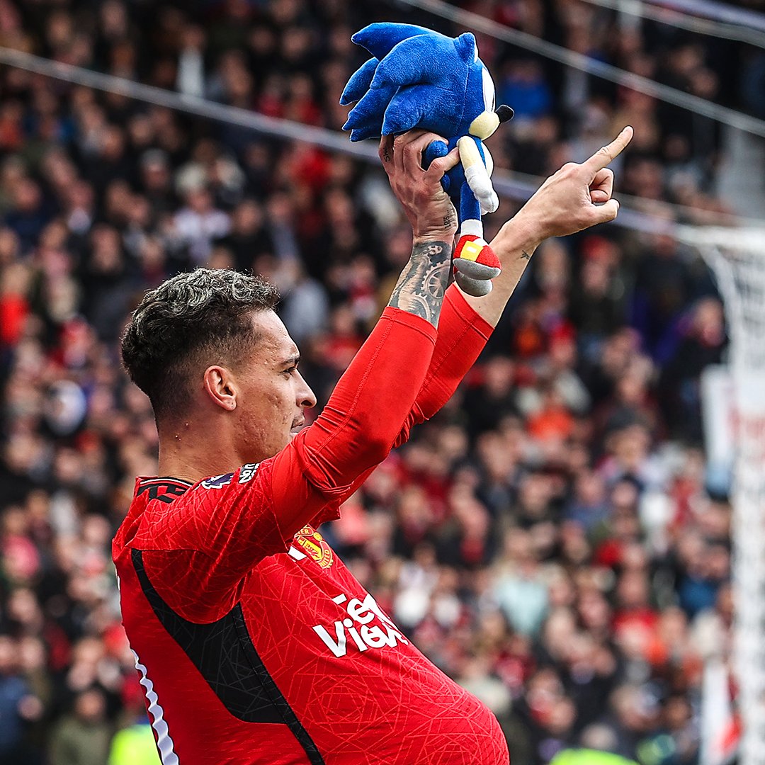 Antony scores his first Premier League goal of the season and celebrates with a Sonic the Hedgehog stuffed animal 🤷‍♂️